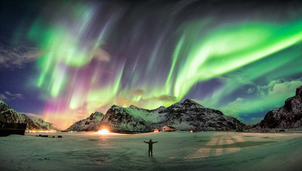 CIE Tours<br />
"6-Day Northern Lights of Iceland": The photo aligns perfectly with the unique experience of witnessing the Northern Lights, one of the tour highlights offered by CIE Tours.